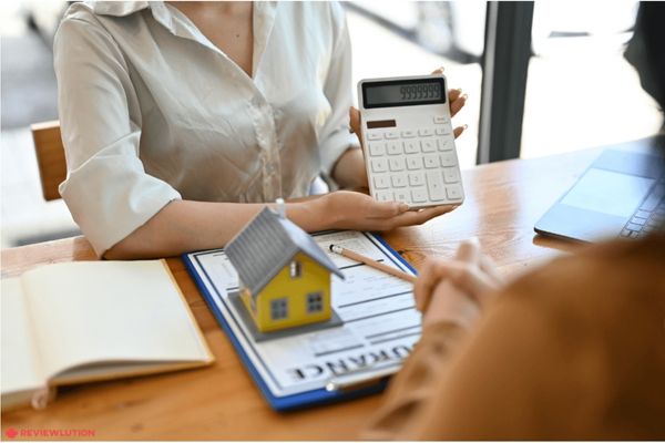 woman showing home insurance calculation to a client