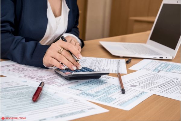 accountant calculating taxes